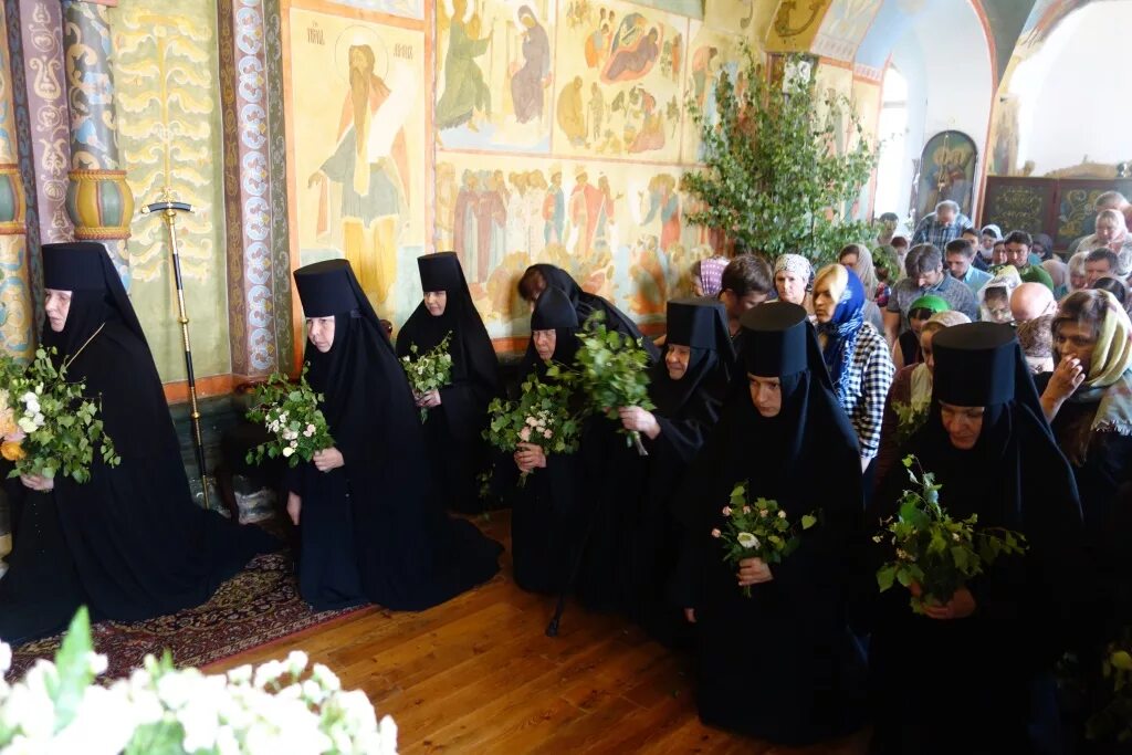 храм в день святой троицы. святая троица служение православная церковь. молитва троице. троица молитвы вечерня. коленопреклоненные молитвы в день святой троицы.