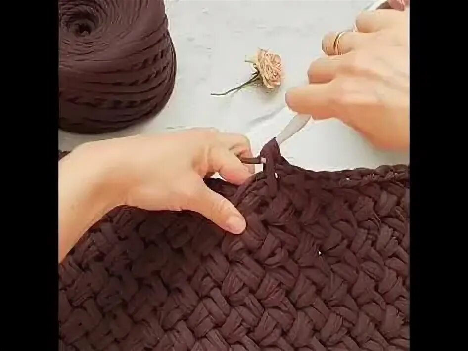 Вязание крючком ротанг. Плетенка крючком из трикотажной пряжи. ротанг крючком из трикотажной пряжи. узор ротанг из трикотажной пряжи. узоры для сумок из трикотажной пряжи крючком плетенка.