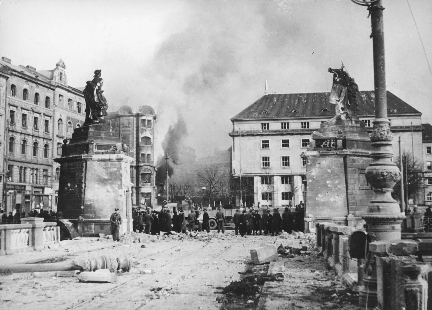 Где в феврале 1945 года. Прага бомбардировка 1945. Бомбардировка Праги 14 февраля 1945. Бомбардировка Праги в 1945 году. Прага после войны 1945.