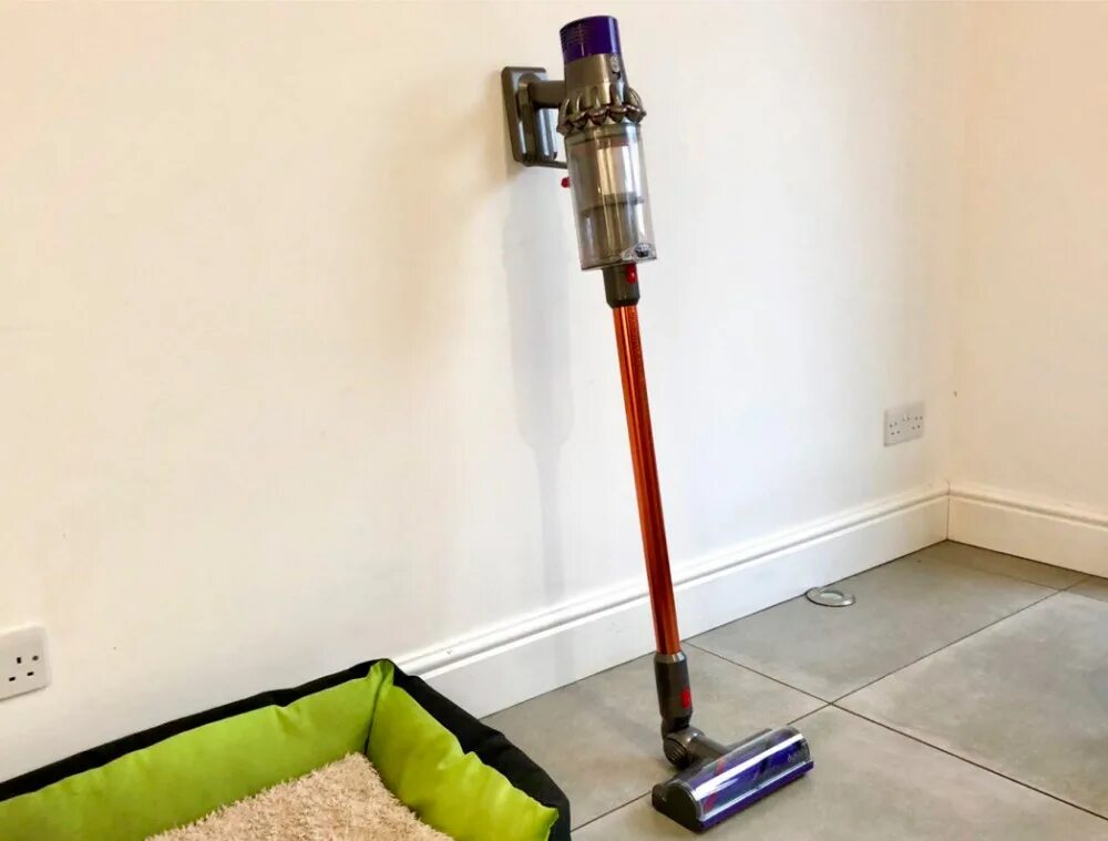 Поставьте пылесос. Cordless vacuum cleaner v10. пылесос дайсон беспроводной хранение. дайсон пылесос высота монтажа. розетка для пылесоса дайсон.