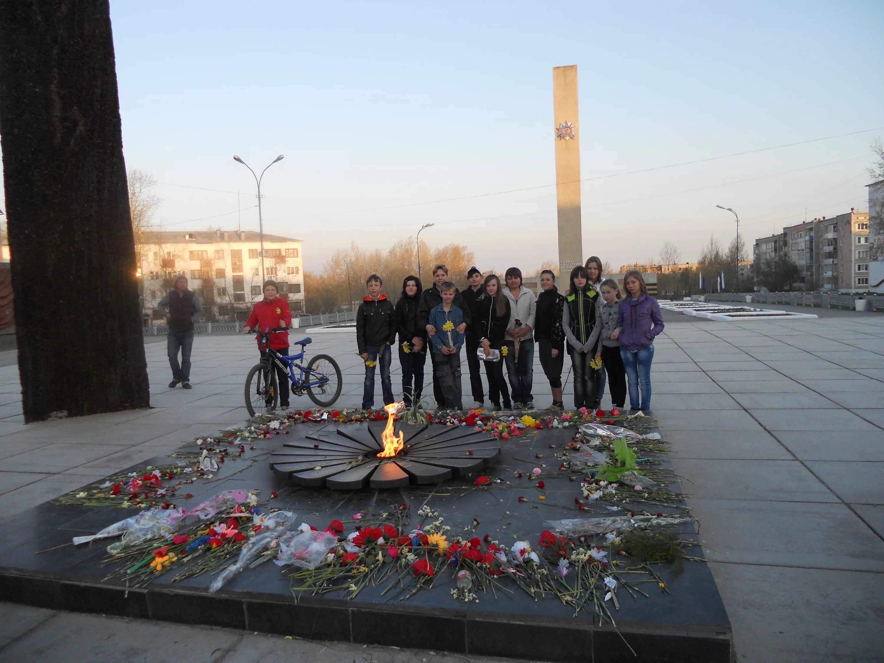 Память миасс вк. Вечный огонь Березники Пермский край. Мемориал Победы Березники. Город Березники вечный огонь. Памятник мемориал Победы Березники.