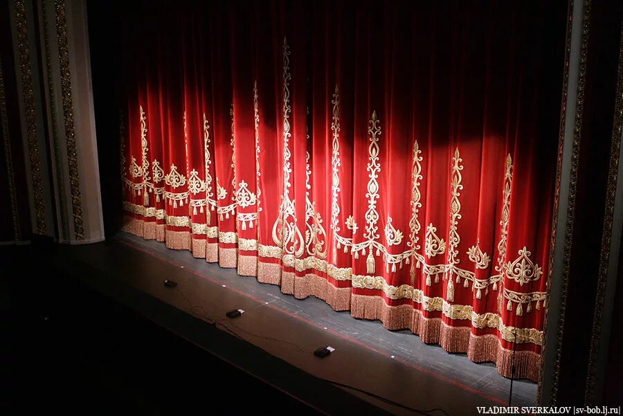 сцена театра. сцена занавес. прошло несколько долгих минут и занавес начал. занавес открывается. красный вигвам твин пикс.