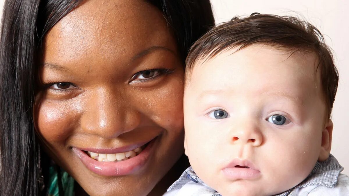 Мулаты с голубыми глазами. Метисы женщины. Белая мать и черный реберк. Дети негров и белых.
