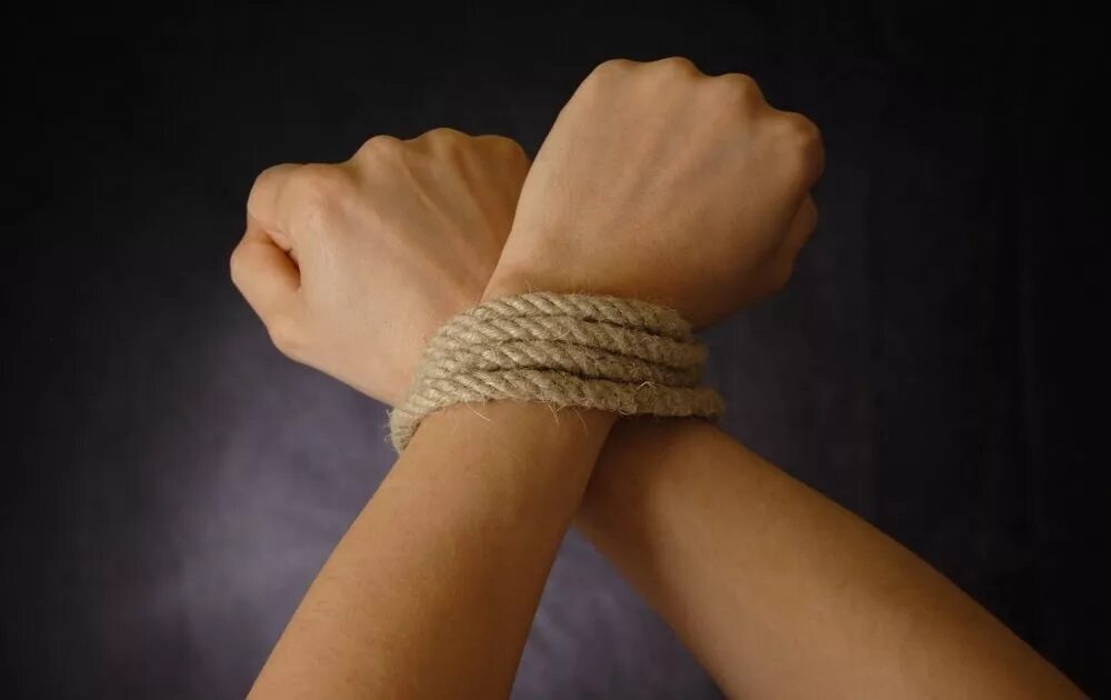 Tied her hands. Girl tied up with zip ties. Девушка со связанными руками. Футбол со связанными руками. Hands tied behind back wite.