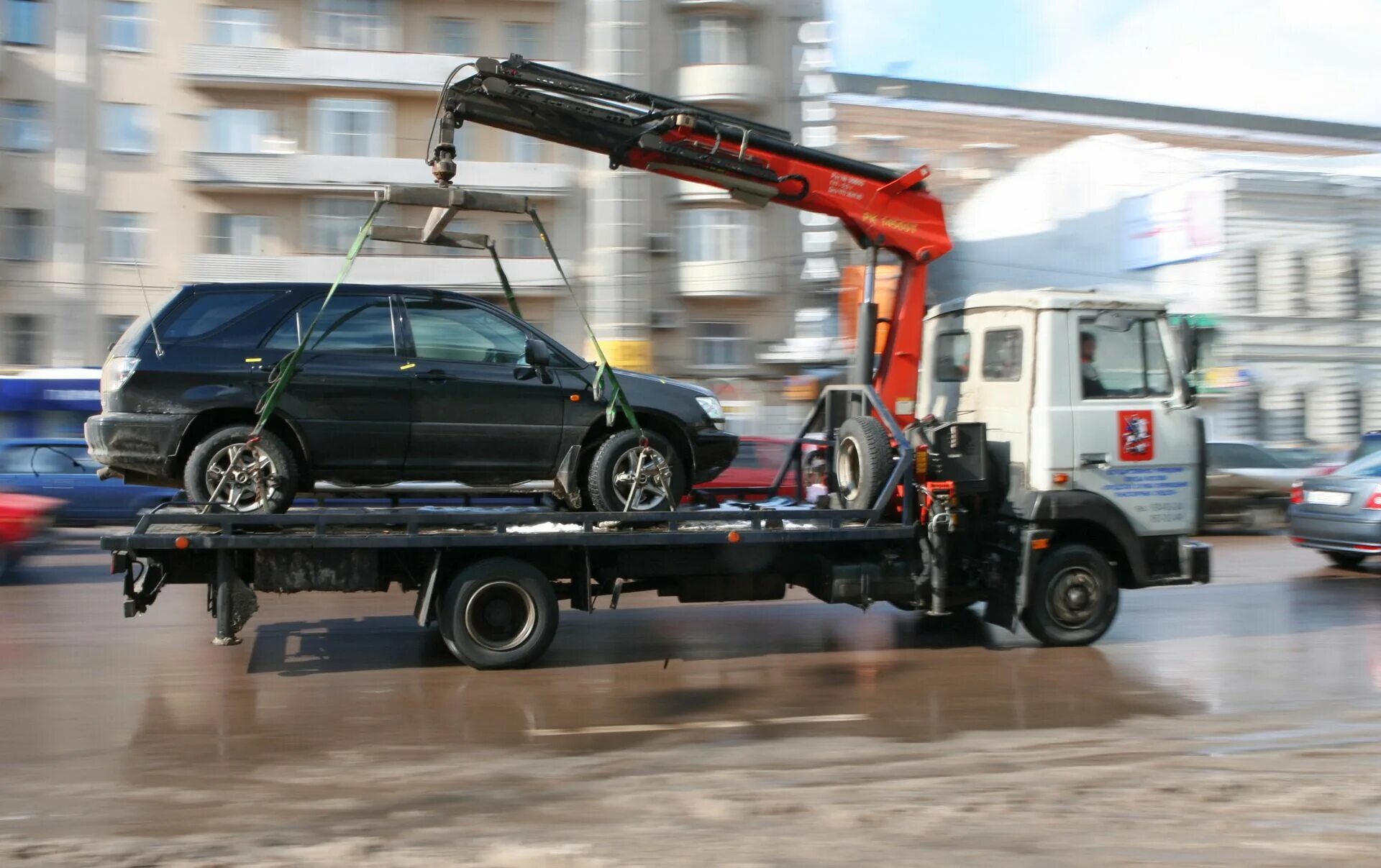 Автомобиль эвакуация автодруг. Эвакуация авто. Машина на эвакуаторе. Эвакуатор транспортное средство. Эвакуатор манипулятор.