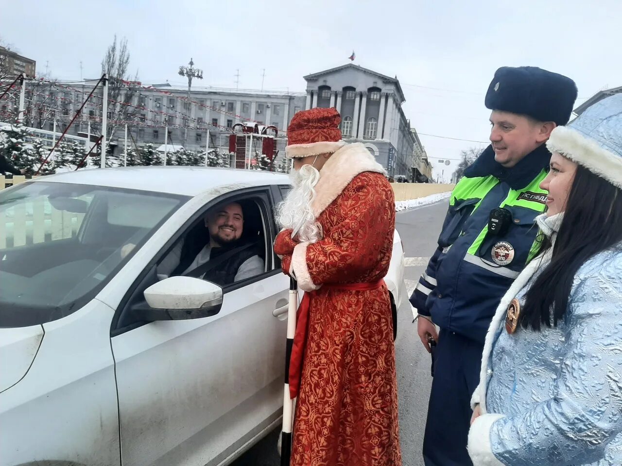 Новогодний автомобиль. Дед Мороз на машине. Дед Мороз фото. Полицейский дед Мороз.