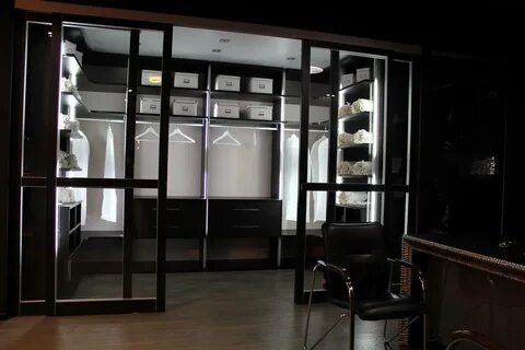 Раздвижной стеклянный шкаф