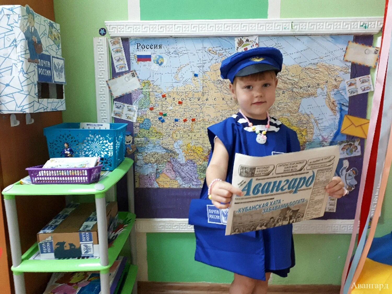 Почтальон в первый день. Сумка почтальона. Почтальон мультяшный. Почтальон картинка. Игры про профессию почтальон.