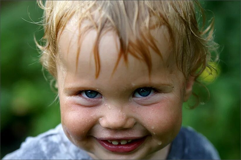 Смешные дети. Недовольное лицо. Мальчик улыбается. Лицо ребенка мем. Смешные дети.