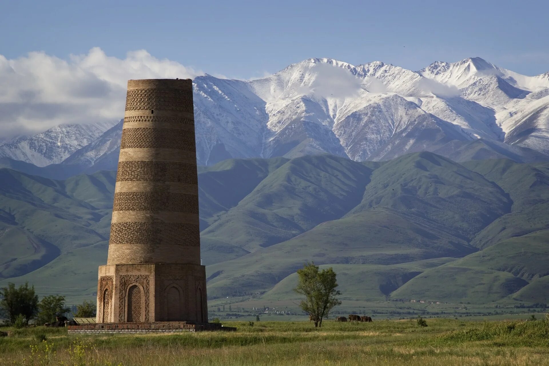 Башня Бурана Киргизия. Киргизия достопримечательности башня Бурана. ЮНЕСКО башня Бурана. Бурана Кыргызстан Токмак. Баласагун