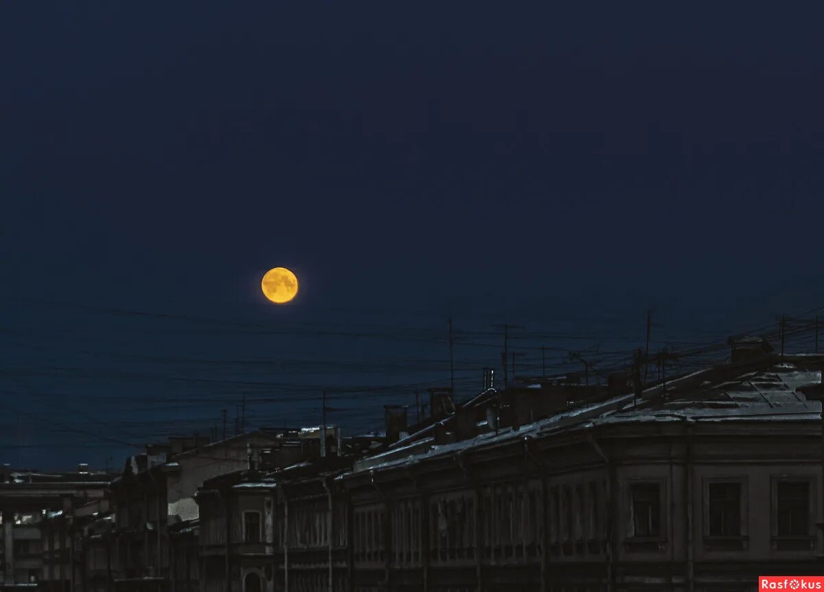 Луна над крышей дома. Луна над крышами. Луна на крыше. Утренняя Луна. Крыша с луной гача.