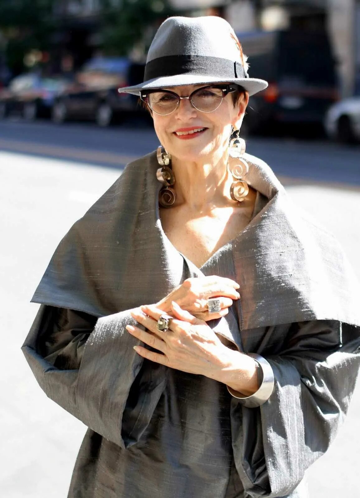 Одежда для женщин 60 лет. Стильная одежда для пожилых женщин. Стильные женщины в возрасте. Элегантные женщины 50. Одежда для женщин элегантного возраста.