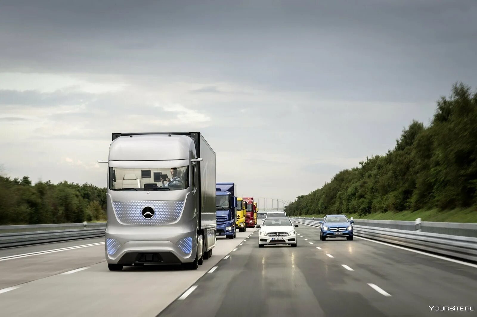 Грузовики и легковые машины. Mercedes Benz 2025. Mercedes Benz Future Truck. Mercedes Future Truck 2025. Mercedes Benz 2014 грузовая.