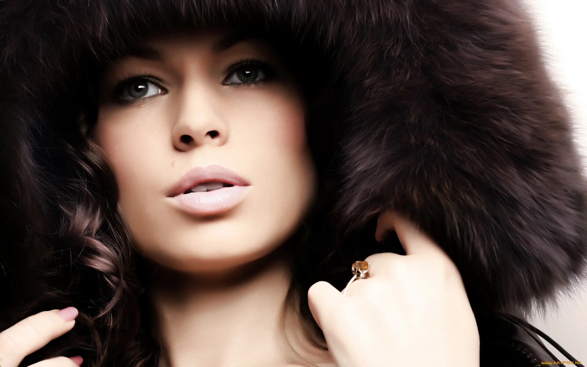 Московские певицы. Неземная красота девушки. Женская особа. Брюнетка в меховом капюшоне. Женская особа.