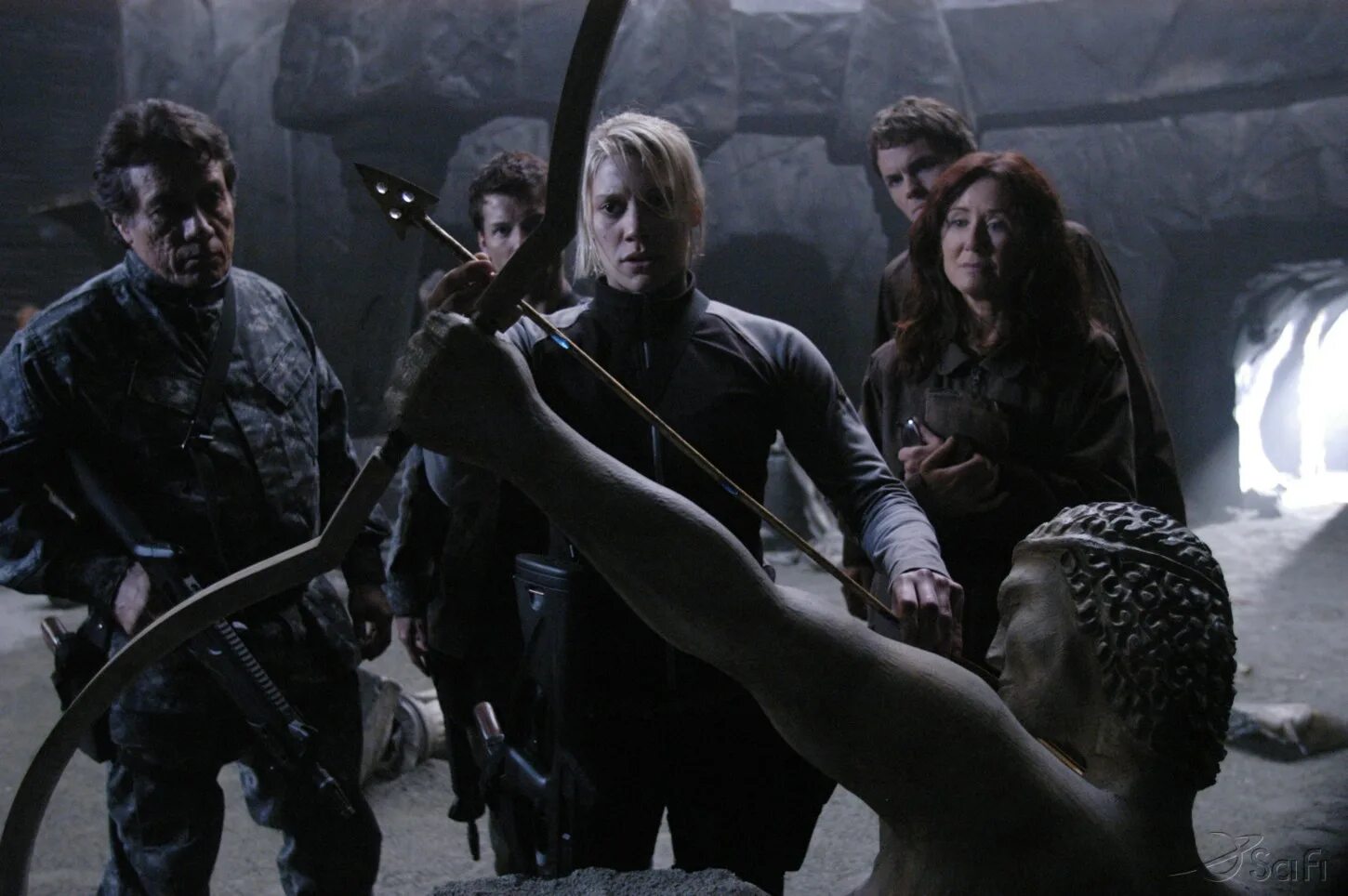 космический корабль вид сверху. джеймс патрик стюарт звездный крейсер галактика. звездный крейсер галактика фильм 2003. Battlestar galactica deadlock корабли. звездный крейсер 2.