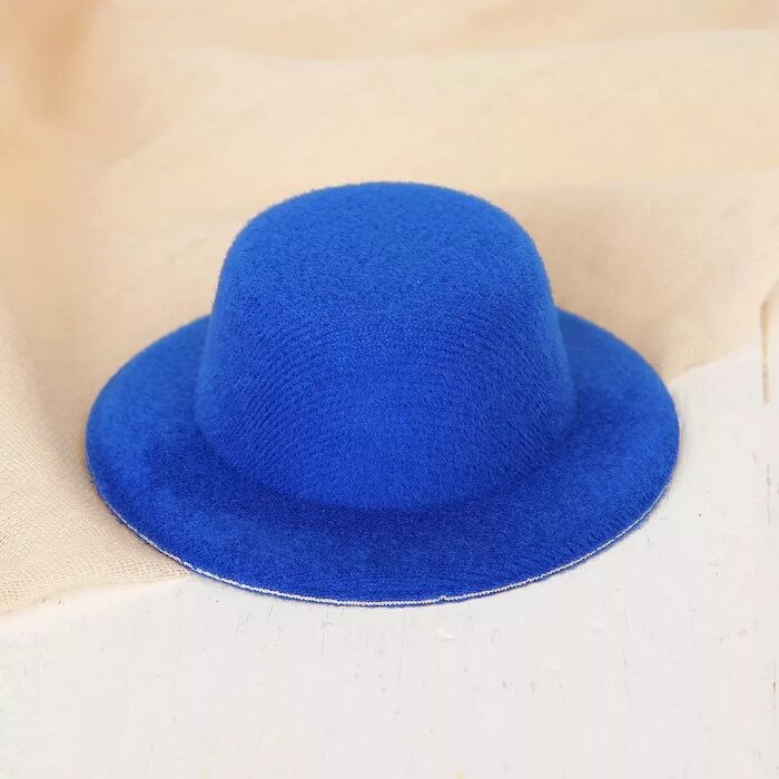 Синяя фетровая шляпа. Шляпа игрушечная. Шляпки для игрушек. Игрушка шлёпы. Мел показал шляпу