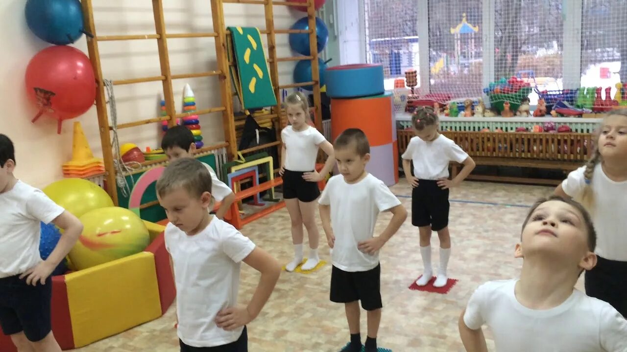Утренняя зарядка в старшей группе. Утренняя зарядка в детском саду старшая группа. Физкультура в детском садике. Утренняя гимнастика в ДОУ старшая группа для детей. Зарядка в детском саду старшая группа.