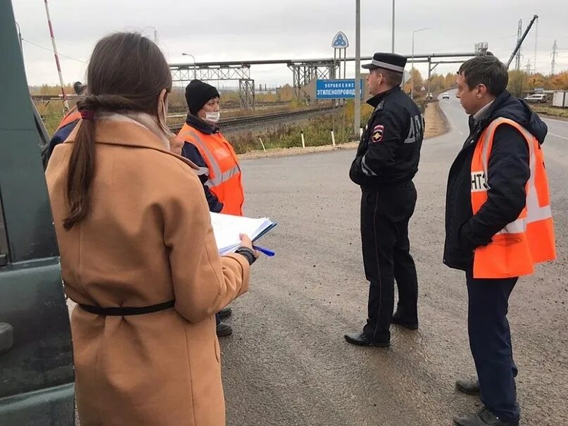 Нижнекамск вконтакте дорожный. Сотрудник ГИБДД Нижнекамского района. Железнодорожный переезд в Нижнекамске. Журналистка Нижнекамская. Прости Нижнекамский район указатель дорожный.