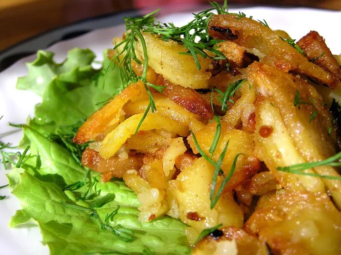 Как вкусно пожарить картошку с салом. Картошечка с салом. жареная картошка с салом. жареная картошка с зеленью. жареная картошка с салом и луком.