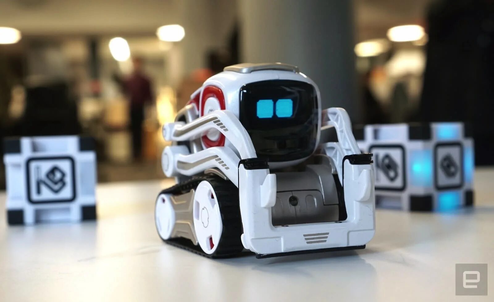 Включи видео интерактивный робот. Алиса, робот козмо.. cozmo 2019. робот козмо управление. робот cozmo из лего.
