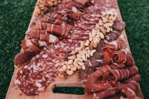Нарезка мяса колбасы