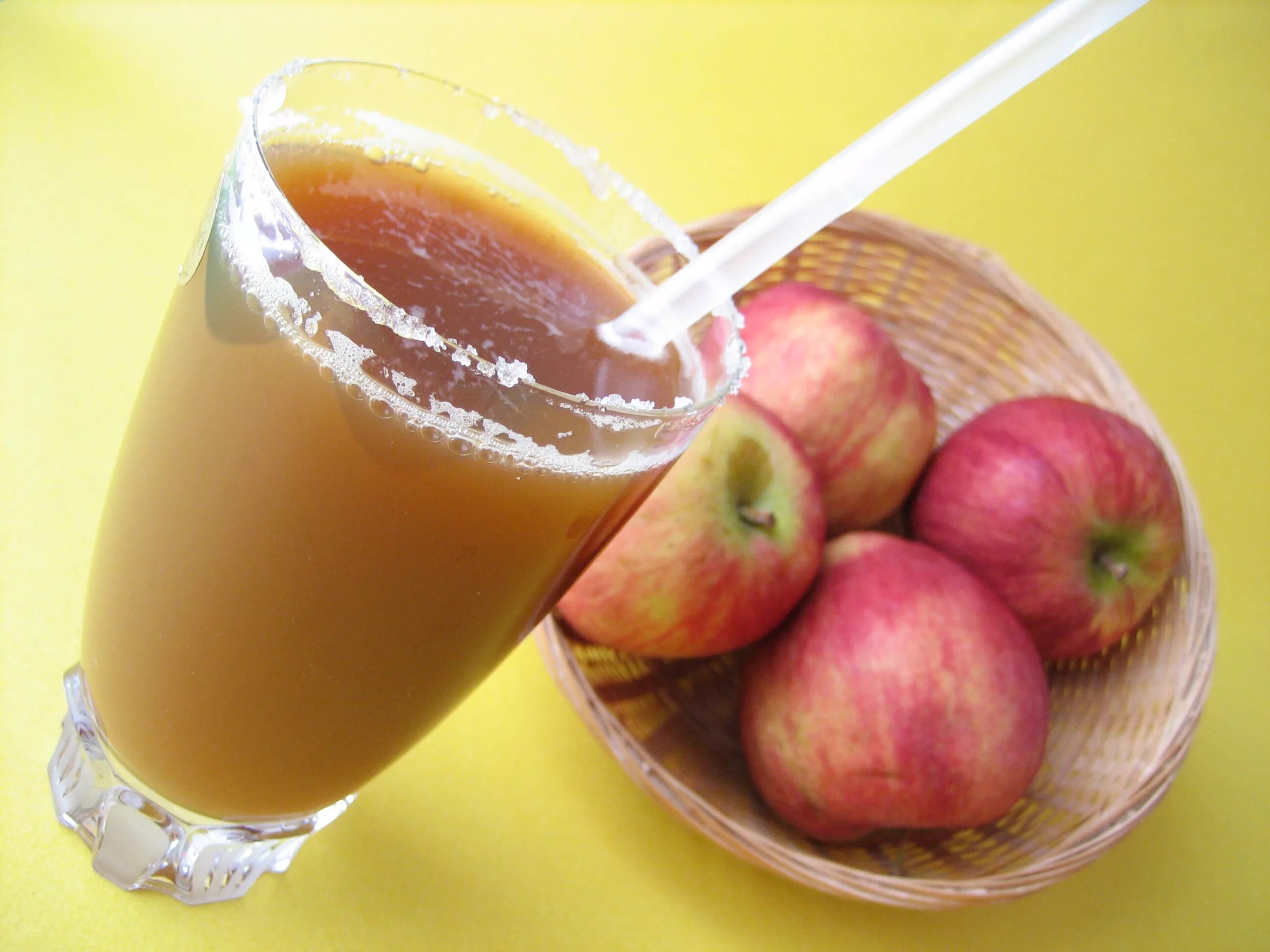 Яблочный сок. Сок из яблок. Квас с яблоком. Настоящий яблочный сок. Яблочный сок вода сахар