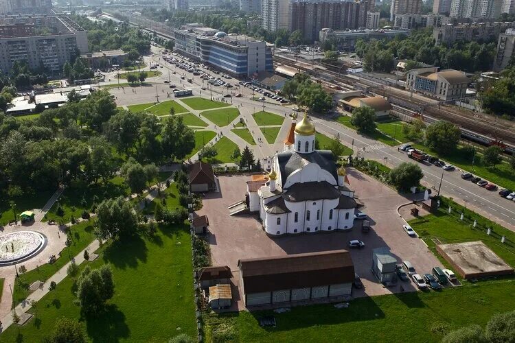 Храм казанской иконы божией матери в реутове. Казанский храм Реутов. Церковь Казанской иконы Божией матери в Реутово. Казанская Церковь (Реутов). Церковь Реутов парк.