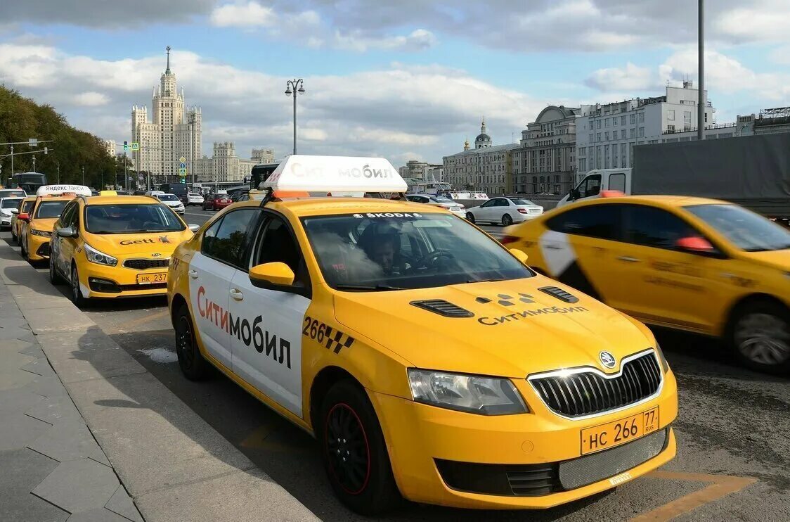 Поддержка такси в москве. Машина "такси". Автомобиль «такси». Желтое такси. Такса в машине.