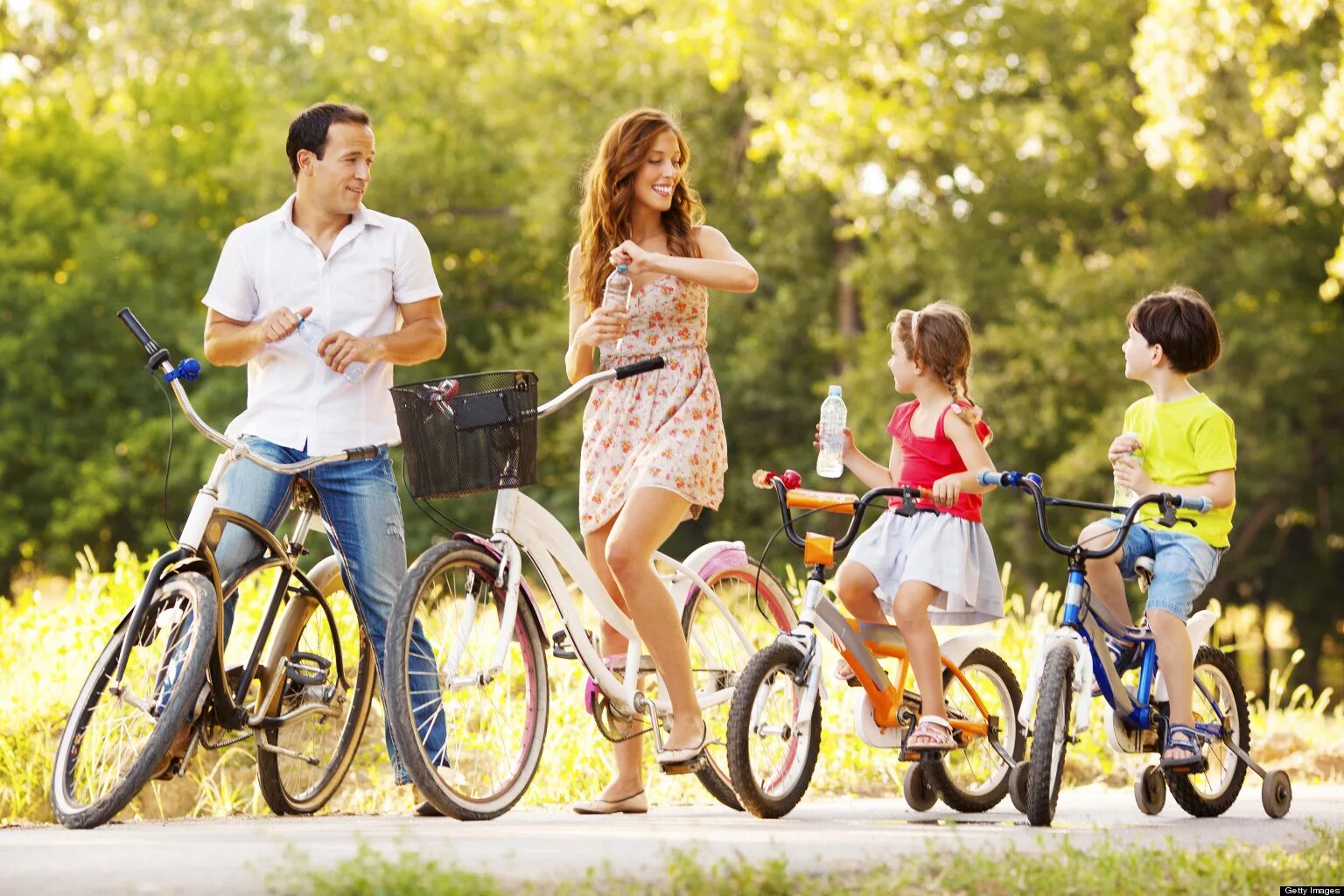 Like a big family. Семья на прогулке. Семья на велосипедах. Дети на летней прогулке. Семейный досуг.