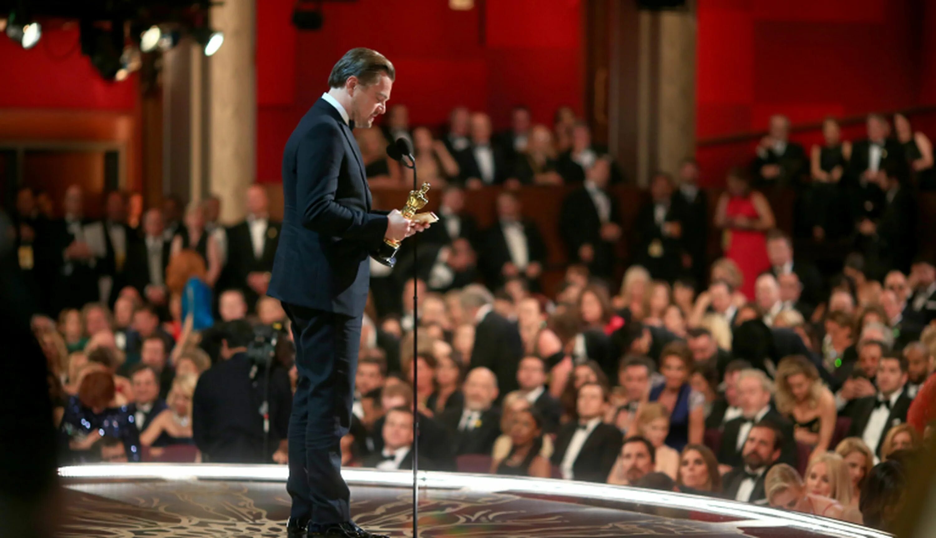 Театр ди. Леонардо ди Каприо Oscars. Леонардо ди Каприо Оскар. Речь Леонардо ди Каприо на Оскаре. Ди Каприо награждение Оскар.