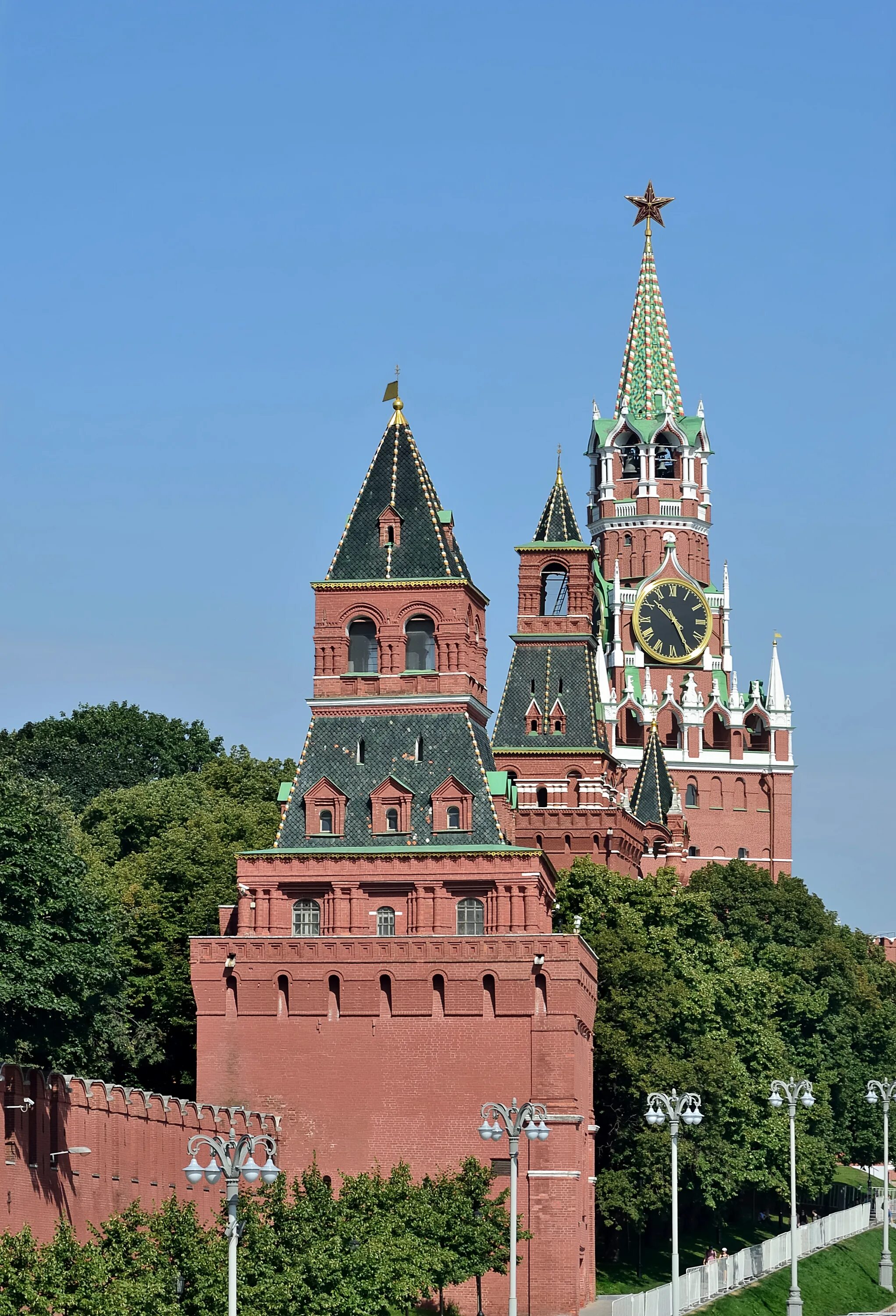 Какие башни в кремле москва. Константино-Еленинская башня (Москва). Кремль башни Московского Кремля. Константино Еленинская башня внутри Кремля. Спасская башня Набатная башня.