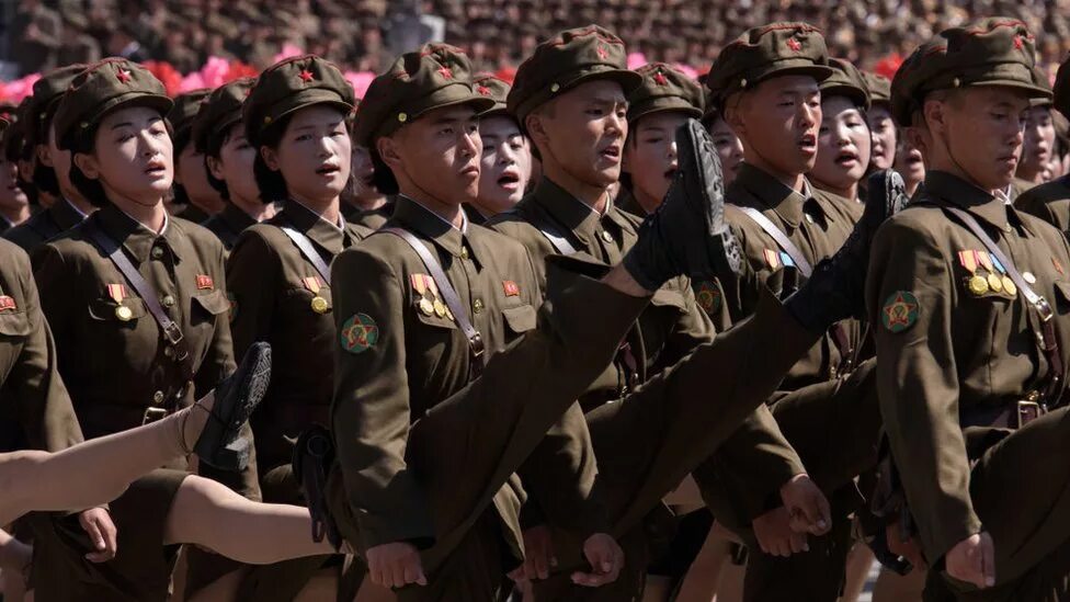 Парад КНДР женщины. Северная Корея девушки маршируют. Марширующие женщины Северной Кореи. Парад Северной Кореи женщины маршируют.