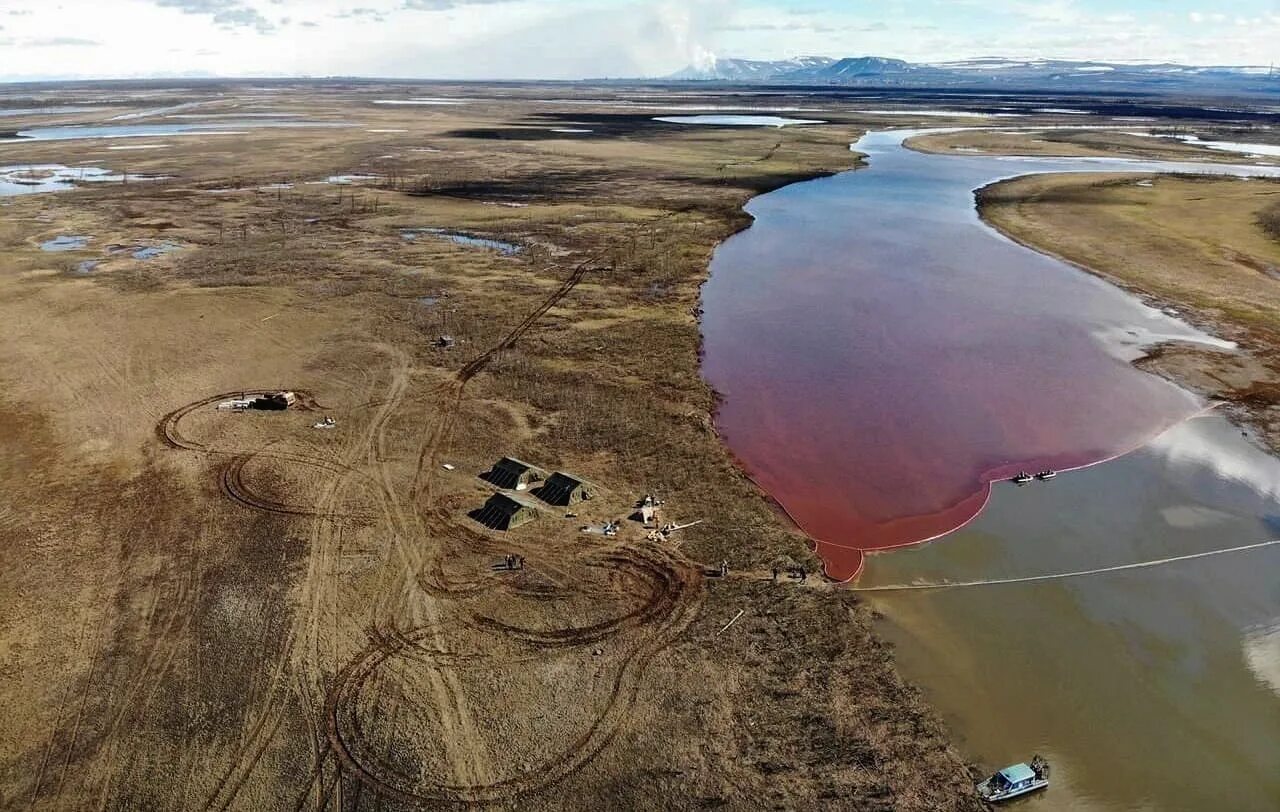 Горючая река. Экологическая катастрофа в Норильске 2020. Разлив нефти в Норильске 2020. Катастрофа в Норильске 2020 разлив нефтепродуктов. Разлив нефтепродуктов Норильск 2020.