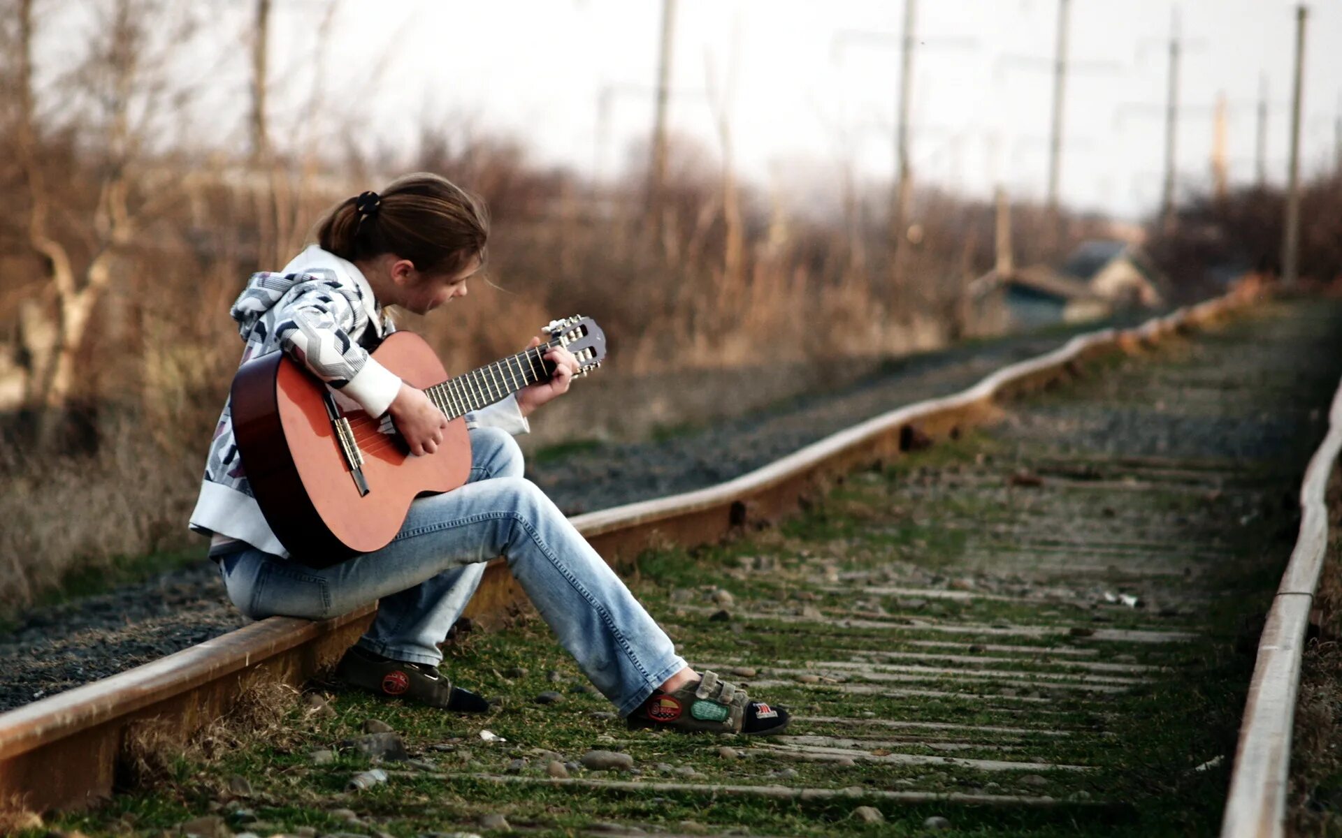 Та музыка дорог. Фотосессия с гитарой. Гитарист на природе. Фотосессия с гитарой на улице. Фотосессия с гитарой девушка.