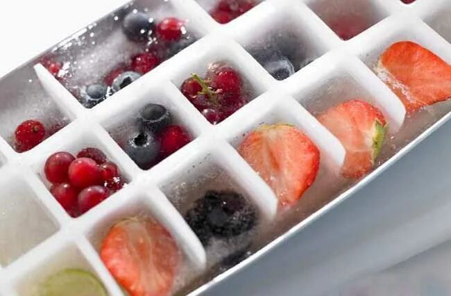 Замороженные фрукты какие. Замороженные ягоды. Фрукты во льду. Фруктовый лед для заморозки. Кубики льда с ягодами.