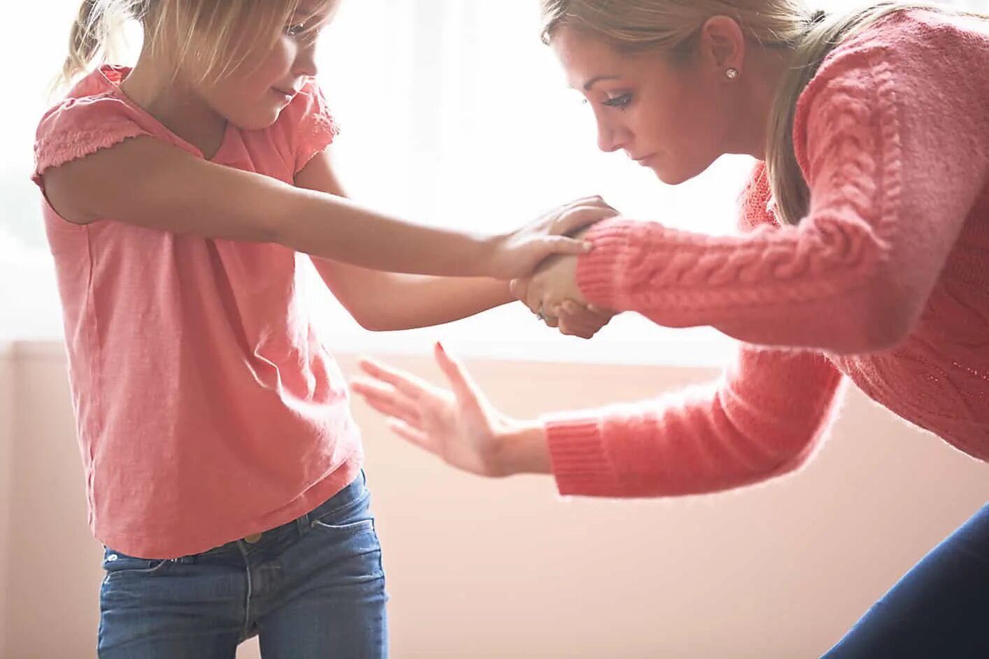 Порок воспитания. Ругают ребенка. Гиперопека ребенка. Физическое наказание детей. Порок воспитания.