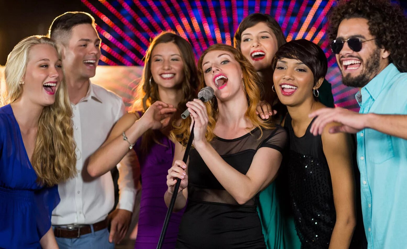 веселый человек. вечеринка. Singing party. Sing your heart out with karaoke. люди поют вместе.