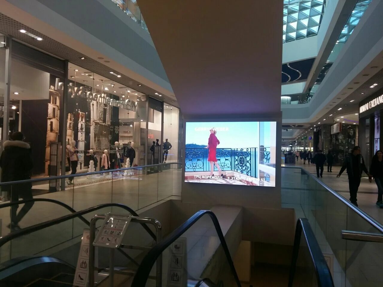 Экран в торговом центре. Светодиодный экран на ТЦ. Led экраны в торговых центрах. Рекламные мониторы для торговых центров.