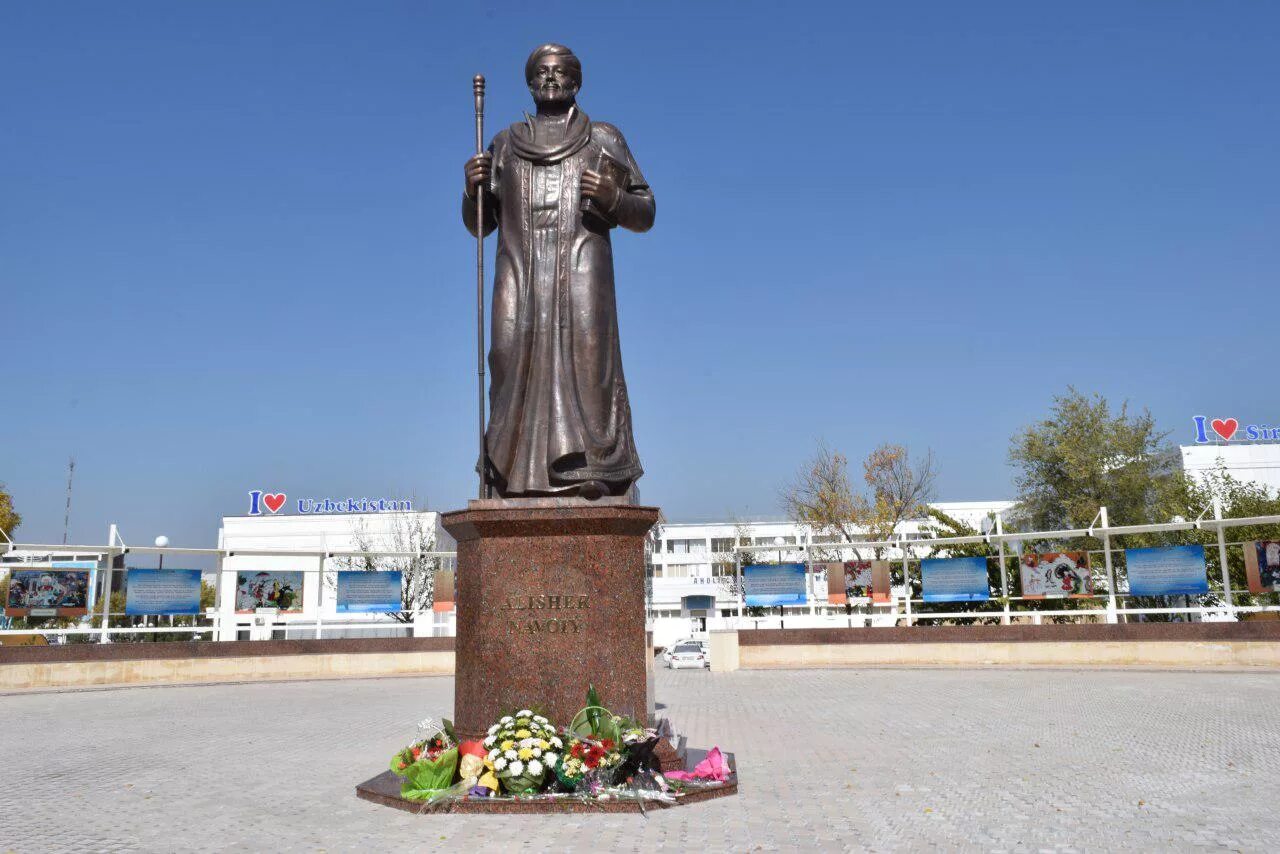 Памятник Алишеру Навои. Памятники Алишеру Навои в г. Гулистан. В городе Гулистан памятник Алишер Навои. Памятник Алишеру Навои в Токио. Об ҳаво навоий