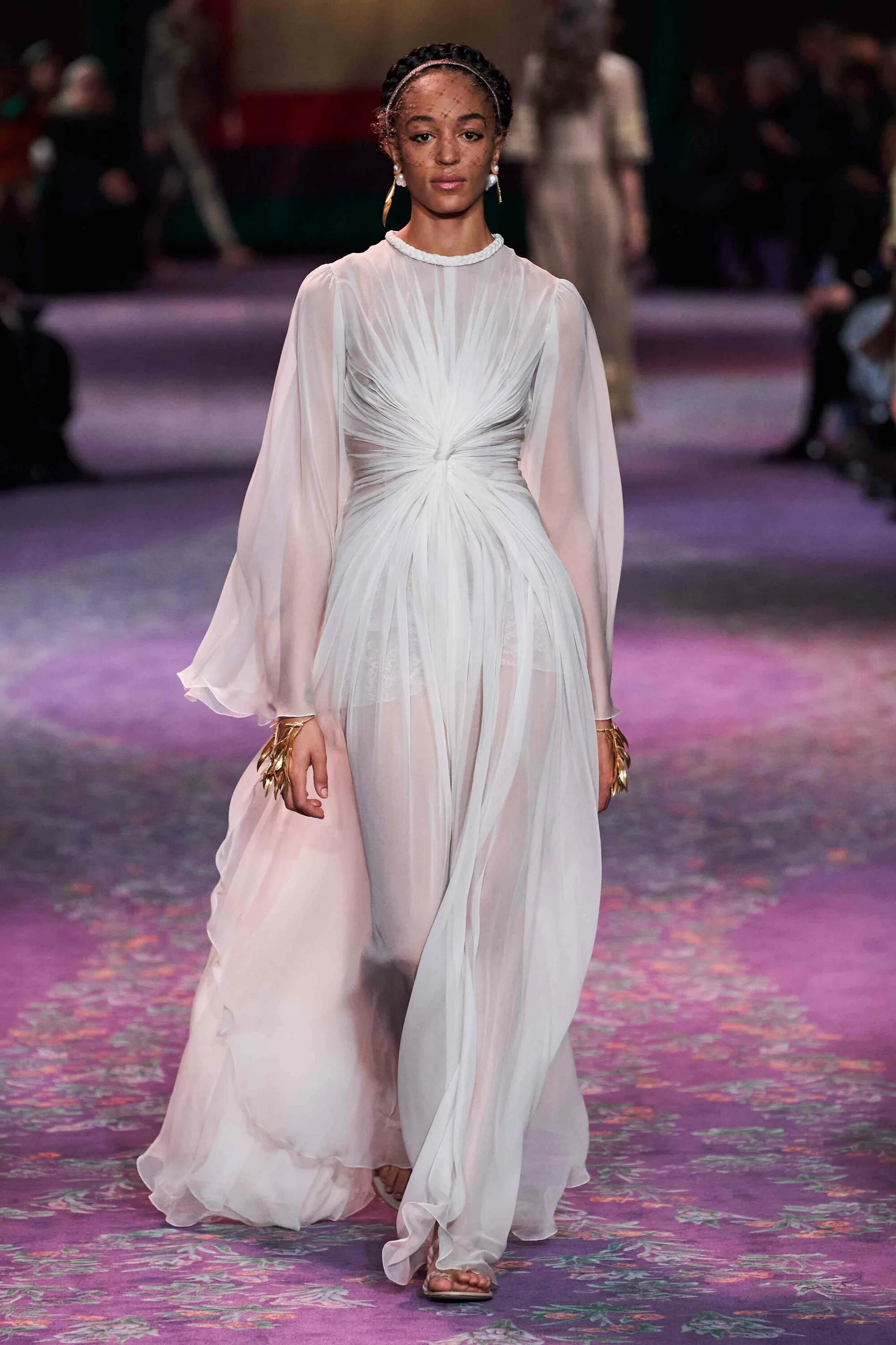 Модный платья 2025. Кристиан диор haute couture платье. кристиан диор спринг 2025. кристиан диор мода 2025. платья от кристиан диор 2025.
