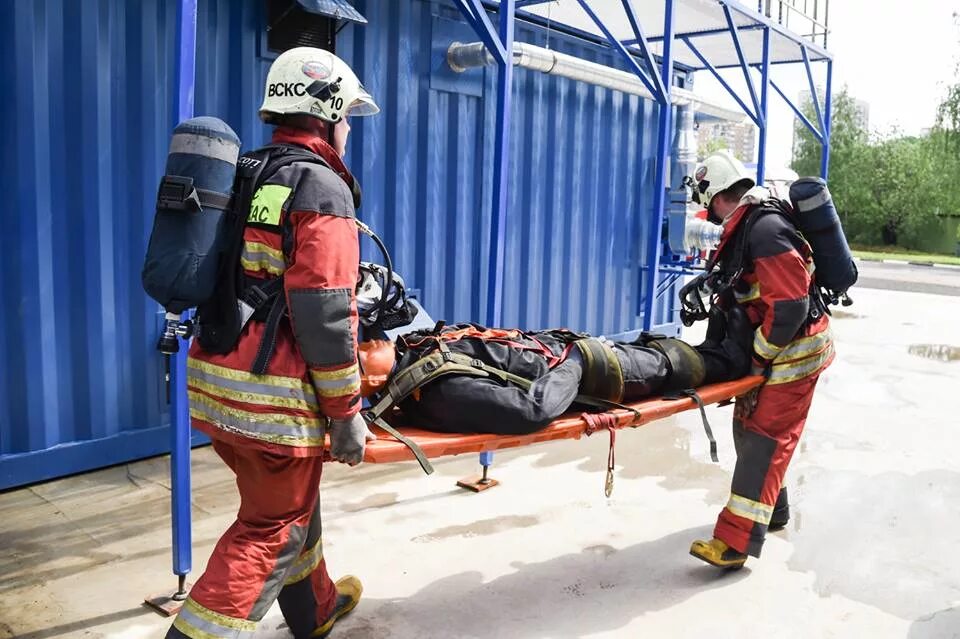 Спасательно пожарный центр смоленск сайт. Тренировка спасателей. Подготовка пожарных. Тренировка пожарных. МЧС спасатели пожарные.