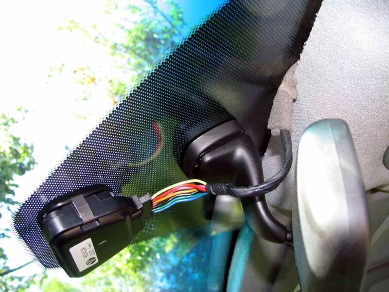 Как выглядит датчик дождя. Датчик дождя в автомобиле kodiaq. Датчик дождя 2110. Датчик света на лобовом стекле. Стекло ветровое ниссан т32 датчик дождя, камера.