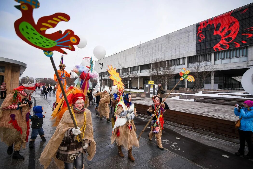 Где можно погулять на масленицу. Декорации на Масленицу. Масленица в Москве. Масленичные арт объекты. Украшение площади на Масленицу.