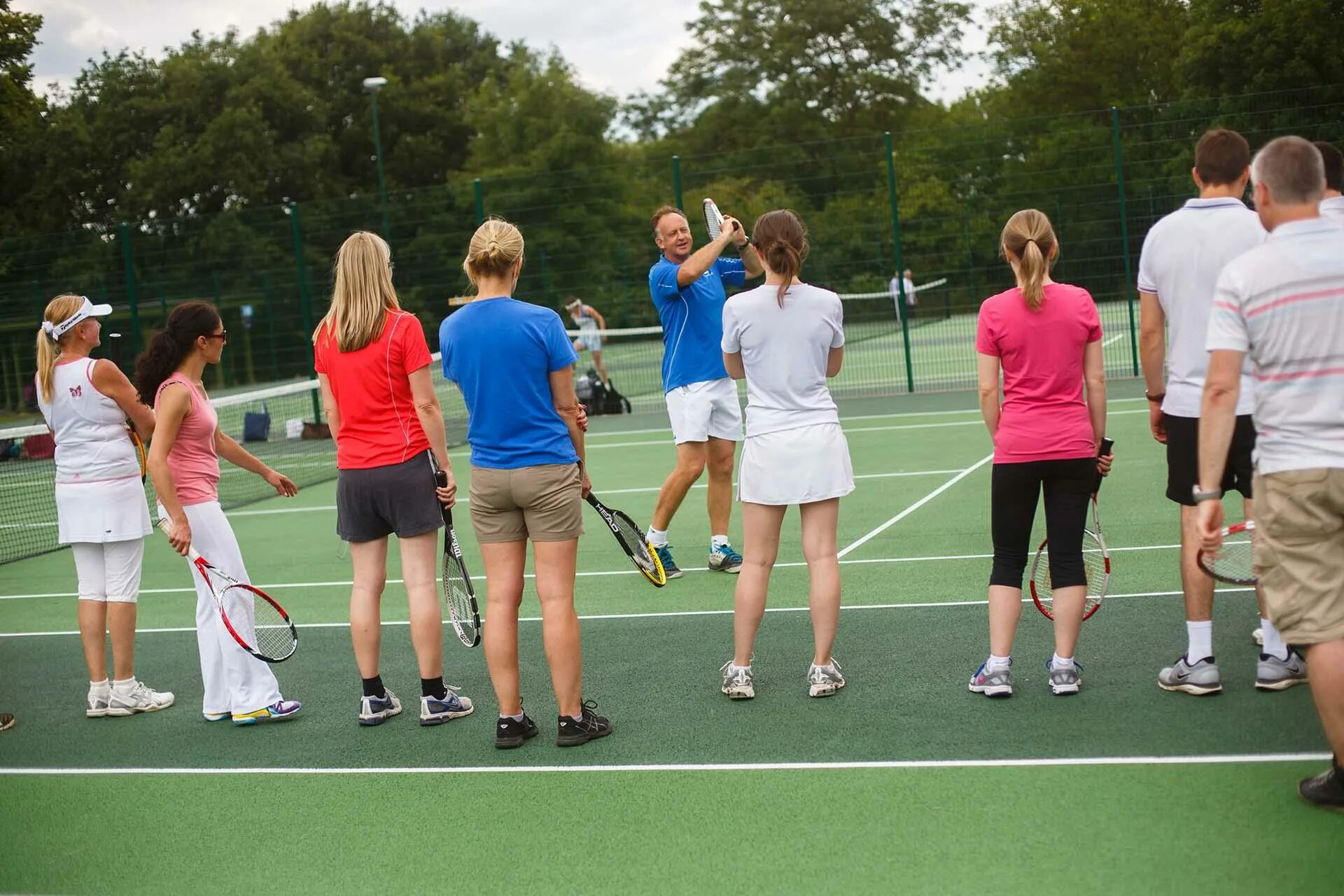 Теннис уроки для начинающих. Занятия теннисом. Теннис для начинающих взрослых. Большой теннис для начинающих взрослых. Большой теннис занятия для взрослых.
