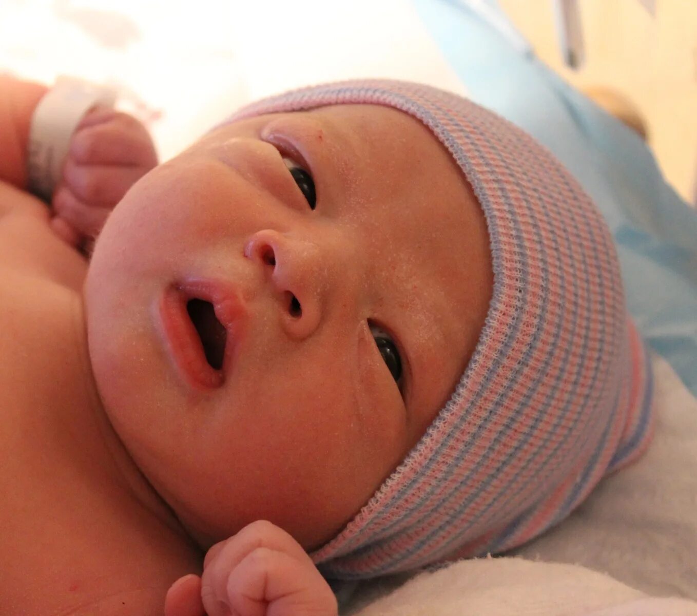 Когда начинают видеть новорожденные после рождения. Цвет новорожденного ребенка. Миконий новорождённых. Новорождённый с открытыми глазками.