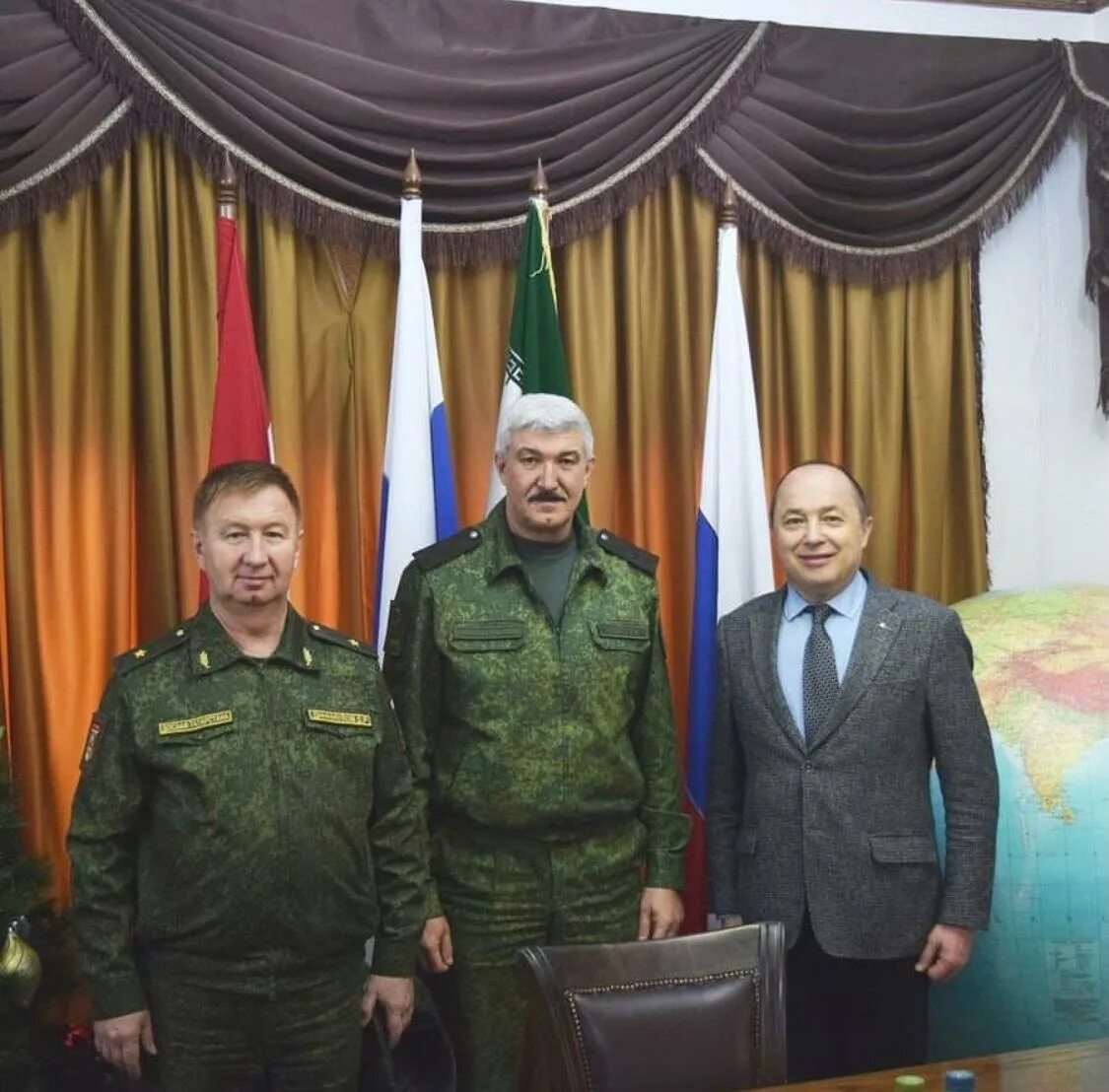 командующий группировкой войск в сирии. командующий группировкой в сирии. командующий группировкой в сирии. генерал динниулов дамир. генерал лапин в сирии.