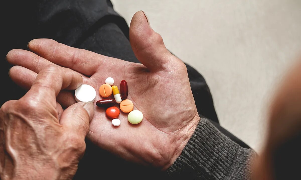 Таблетки в руке пожилого. Препараты для пожилых. Запоры у пожилых. Дозирование лекарств для пожилых. Пожилые люди и лекарства.