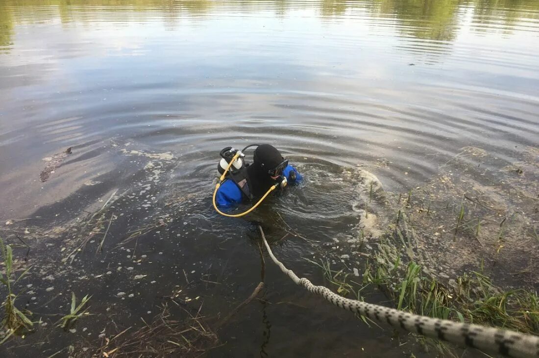 Человек утонул в реке. Вода река.