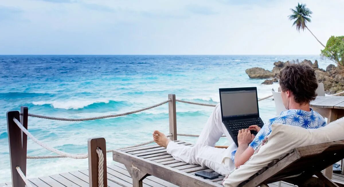 Удаленная работа. Элементы удаленной работы. Удаленная работа через интернет. Девушка на пляже за компьютером. Успешная женщина.