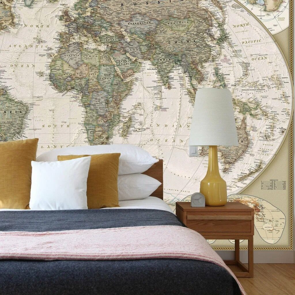 Географические карты дома. Географические карты в интерьере. Карта мира в интерьере спальни. Спальня с обоями географии. Спальня с картой мира на стене.